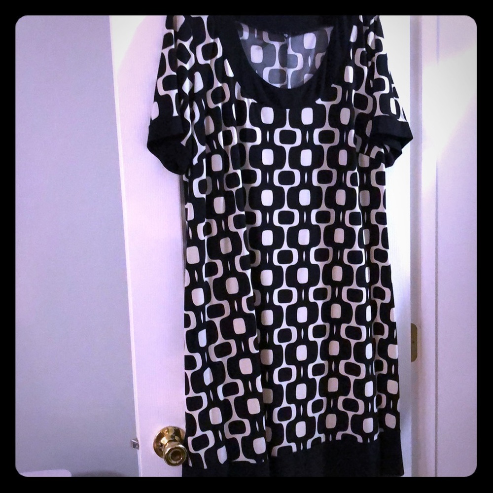 1x knee length dress.  Love the design. Classic!